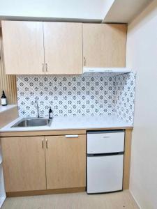 Nhà bếp/bếp nhỏ tại Avida Tower Studio unit by PHI Rentals