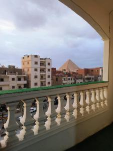 Rõdu või terrass majutusasutuses Akh Pyramid Hostel +37 fotot