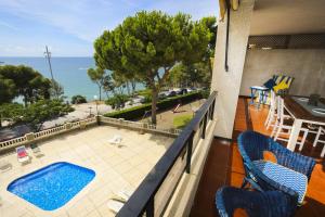 Un balcón con vista a la piscina y al océano. en PLAYALARGA 2 - Planet Apartment, en Salou