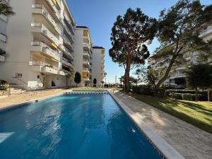 une piscine vide devant un bâtiment dans l'établissement Lloret de Mar Coastal Retreat Just Steps from the Beach, à Lloret de Mar