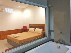 Paradise Hotel โรงแรมพาราไดซ์ท่าม่วง客房内的一张或多张床位