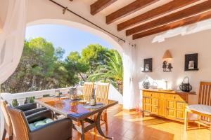 ein offenes Wohnzimmer mit einem Tisch und Stühlen in der Unterkunft Casa Sillero Dos in Moraira