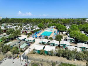 比比翁Camping Lido的公园游泳池空中景观