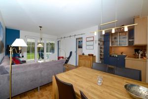 Una cocina o zona de cocina en Haus Falster 5 fotos más