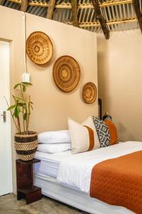 - une chambre dotée d'un lit avec des plaques murales dans l'établissement Wushwini Resort, à Durban