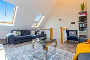 a living room with a couch and a table at Luxurious 3 Bed Townhouse Bham Centre in Birmingham