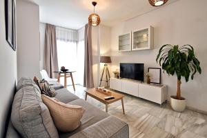 Televízia a/alebo spoločenská miestnosť v ubytovaní Love Rent4 Malaga Rene