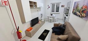 salon z kanapą i telewizorem z płaskim ekranem w obiekcie Residenza del Corso w mieście Cosenza +16 zdjęć
