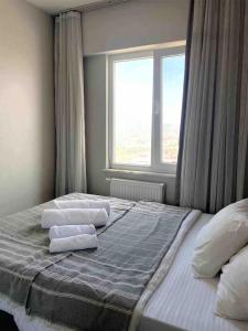 ein Schlafzimmer mit einem Bett mit zwei Kissen und einem Fenster in der Unterkunft Classic Suite SH17 in Esenyurt