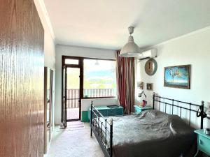 Un dormitorio con una cama y un balcón. en Arkutino Beach, en Burgas