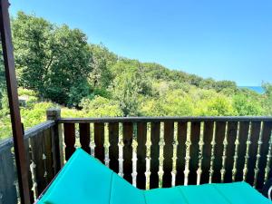 una mesa en una terraza con una montaña en el fondo en Arkutino Beach, en Burgas