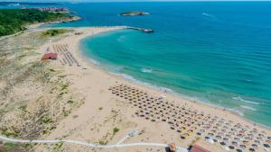 Una vista aérea de una playa con sombrillas y el océano. en Arkutino Beach, en Burgas