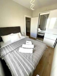 ein Schlafzimmer mit einem großen Bett mit Handtüchern darauf in der Unterkunft Classic Suite SH17 in Esenyurt