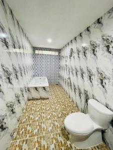 y baño con aseo y lavamanos. en Holy Villa, en Kampot