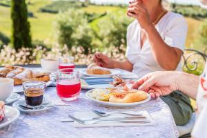 a group of people sitting at a table with food at Bubble Perseus in Monsampolo del Tronto +19 photos