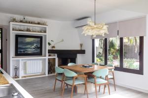 a kitchen and dining room with a table and chairs at CHALET en la PLAYA CON PISCINA in Marbella