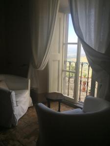 La Corte Di Alice في Lugnano in Teverina: غرفة معيشة مع نافذة مطلة على شرفة