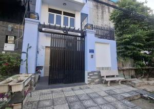 Shanti-blissed corner of Saigon river's end في مدينة هوشي منه: منزل أزرق وأبيض به بوابة ومقعد