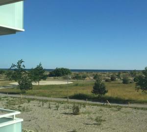 The White Pearl inkl Wäsche Set في هايليغنهافن: اطلاله على ميدان فيه اشجار وطريق +3 صور