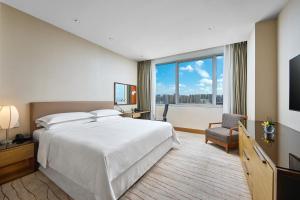 Rúm í herbergi á Four Points by Sheraton Shanghai, Daning