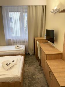 Televízia a/alebo spoločenská miestnosť v ubytovaní Hotel TM