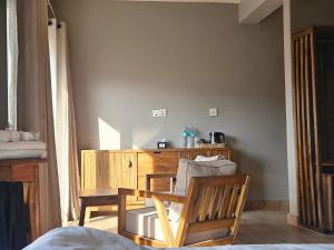 Un pat sau paturi într-o cameră la Hotel Blossom