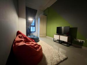 TV a/nebo společenská místnost v ubytování Entire Unit & 2BR Near Legoland