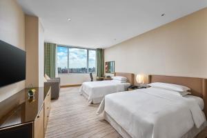 Rúm í herbergi á Four Points by Sheraton Shanghai, Daning