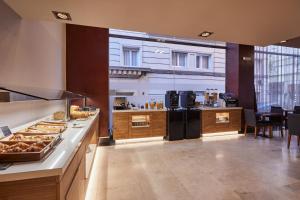 A kitchen or kitchenette at Silken Sant Gervasi