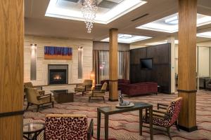 Posezení v ubytování Holiday Inn Lethbridge by IHG
