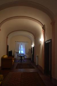 La Corte Di Alice في Lugnano in Teverina: ممر مع غرفة مع طاولة ونافذة