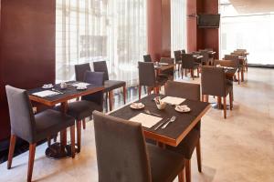 A seating area at Silken Sant Gervasi