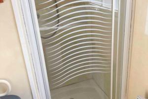 porta di vetro con motivo a spirale di Bungalow Charmant à La Baule, Piscine a Saint-André-des-Eaux