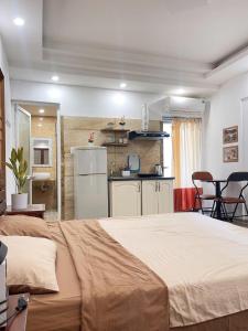 een slaapkamer met een groot bed en een keuken bij Hiu Homestay in Hai Phong