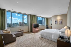 Rúm í herbergi á Four Points by Sheraton Shanghai, Daning