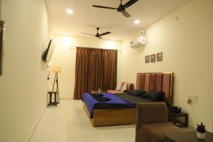 Ivy Bliss Studio with Common Pool, B 10, Karjat的休息区