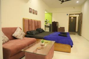 Ivy Bliss Studio with Common Pool, B 10, Karjat的休息区