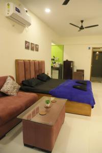 Ivy Bliss Studio with Common Pool, B 10, Karjat的休息区