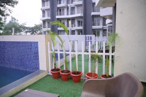 Ivy Bliss Studio with Common Pool, B 10, Karjat的阳台或露台