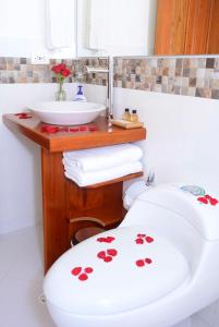 a bathroom with a toilet and a sink at Hotel Villa del Angel in Villa de Leyva