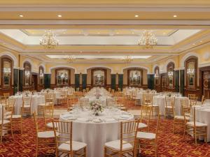 ムンバイにあるITC Grand Central, a Luxury Collection Hotel, Mumbaiの白いテーブルと椅子、シャンデリアが備わる宴会場 +37枚の写真
