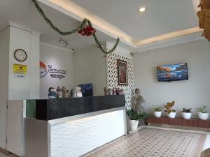 NgabeanにあるThe Cabin Hotel Wirobrajanのロビー(カウンター、壁掛け時計付)