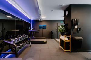 Fitness centrum a/nebo fitness zařízení v ubytování YOTEL Geneva Lake + 37 fotografií