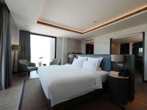 Voodi või voodid majutusasutuse Pullman Lombok Merujani Mandalika Beach Resort toas