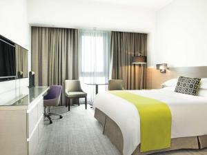 Postel nebo postele na pokoji v ubytování Novotel Muscat Airport
