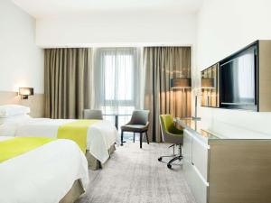 TV a/nebo společenská místnost v ubytování Novotel Muscat Airport