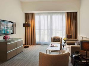 TV a/nebo společenská místnost v ubytování Novotel Muscat Airport