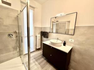 A bathroom at Bed&breakfast BBqueen Sandonato Policlinico Még 37 kép