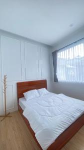 Postel nebo postele na pokoji v ubytování Arjuna Luxury Dieng Syariah