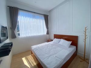 Postel nebo postele na pokoji v ubytování Arjuna Luxury Dieng Syariah